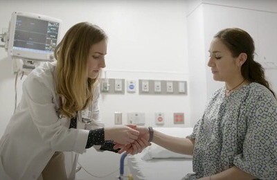 Кодирование Аквилонг в Немане Врач держит пациентку за руку